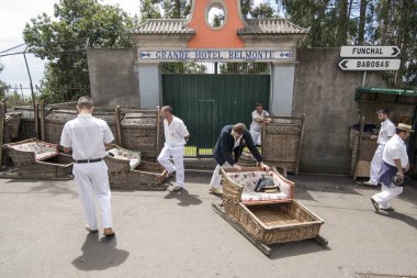 Portekiz 'in Madeira Adası' ndaki Funchal şehir merkezi Monte 'den Funchal' a giden geleneksel Monte kızak yolunun başında bekleyen Sledge sürücüsü. Portekiz, Madeira, Nisan 2018