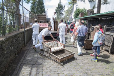 Portekiz 'in Madeira Adası' ndaki Funchal şehir merkezi Monte 'den Funchal' a giden geleneksel Monte kızak yolunun başında bekleyen Sledge sürücüsü. Portekiz, Madeira, Nisan 2018