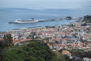 Portekiz 'in Madeira Adası' ndaki Funchal şehir merkezindeki gemi limanı. Portekiz, Madeira, Nisan 2018