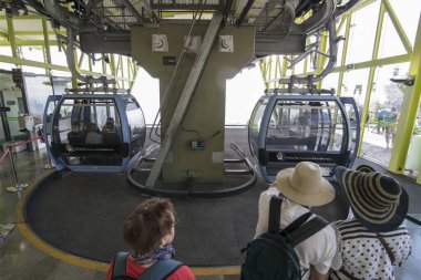 Portekiz 'in Madeira Adası' ndaki Funchal şehrinde teleferik ve teleferik funchal yaparlar. Portekiz, Madeira, Nisan 2018
