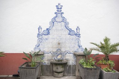 Portekiz 'in Madeira Adası' ndaki Funchal şehir merkezinde bir cadde. Portekiz, Madeira, Nisan 2018