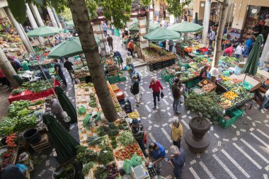 Portekiz 'in Madeira Adası' ndaki Funchal 'ın merkezindeki Mercado dos Lavradores' de sebzeler. Portekiz, Madeira, Nisan 2018