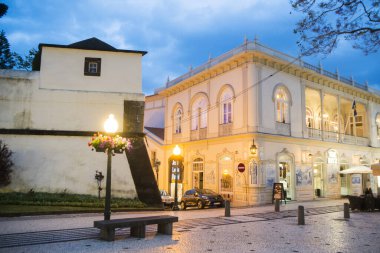Portekiz 'in Madeira Adası' ndaki Funchal şehrindeki Cafe Ritz ve Fortaleza sao Lourenco 'da. Portekiz, Madeira, Nisan 2018
