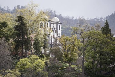 Portekiz 'in Madeira Adası' ndaki Funchal 'ın kuzeyinde Monte' deki Nossa Senhora do Monte Kilisesi. Portekiz, Madeira, Nisan 2018