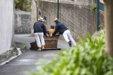 Monte 'den Funchal' a giden geleneksel bir Monte kızağı. Portekiz 'in Madeira Adası' ndaki Funchal şehir merkezi. Portekiz, Madeira, Nisan 2018