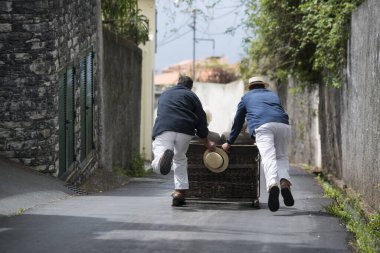 Monte 'den Funchal' a giden geleneksel bir Monte kızağı. Portekiz 'in Madeira Adası' ndaki Funchal şehir merkezi. Portekiz, Madeira, Nisan 2018