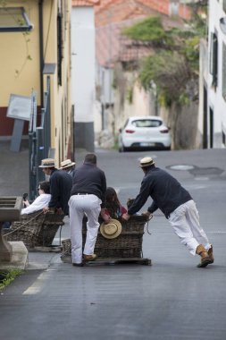 Monte 'den Funchal' a giden geleneksel bir Monte kızağı. Portekiz 'in Madeira Adası' ndaki Funchal şehir merkezi. Portekiz, Madeira, Nisan 2018