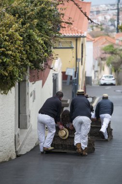 Monte 'den Funchal' a giden geleneksel bir Monte kızağı. Portekiz 'in Madeira Adası' ndaki Funchal şehir merkezi. Portekiz, Madeira, Nisan 2018