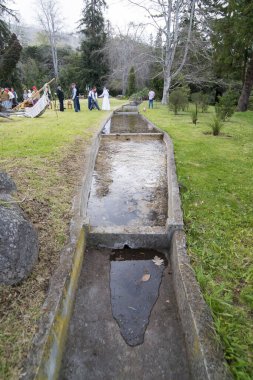 Quinta Jardins do Imperador 'daki geleneksel Lavada su kanalı Portekiz' in Madeira Adası 'ndaki Funchal şehir merkezine yakın Monte' deki Emperior Gardens 'ın yeniden açılışı hakkında. Portekiz, Madeira, Nisan 2018