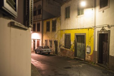 Portekiz 'in Madeira Adası' ndaki Funchal şehir merkezinde bir cadde. Portekiz, Madeira, Nisan 2018