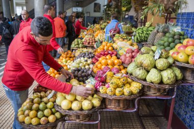 Portekiz 'in Madeira Adası' ndaki Funchal 'ın merkezindeki Mercado dos Lavradores' de tropikal meyveler. Portekiz, Madeira, Nisan 2018