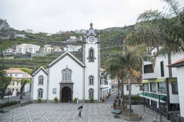 Portekiz 'in Madeira Adası' ndaki Funchal 'ın batısında Ponta do Sol' lu Nossa da Luz Kilisesi 'nin bulunduğu kasaba. Portekiz, Madeira, Nisan 2018
