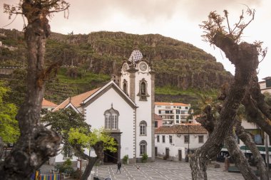 Portekiz 'in Madeira Adası' ndaki Funchal 'ın batısında Ponta do Sol' lu Nossa da Luz Kilisesi 'nin bulunduğu kasaba. Portekiz, Madeira, Nisan 2018