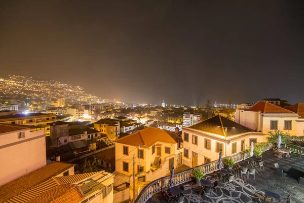 ポルトガルのマデイラ島の夜にフンシャルの街の中心部 ポルトガル マデイラ 2018年4月 — ストック写真