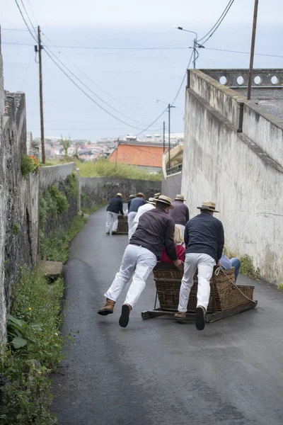 モンテからフンシャルへ向かう途中の伝統的なモンテのそりポルトガルのマデイラ島のフンシャルの街の中心部 ポルトガル マデイラ 2018年4月 — ストック写真