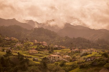 Portekiz 'in Madeira Adası' nın kuzeyinde Santana kasabasının merkezi ve parkın manzarası. Portekiz, Madeira, Nisan 2018