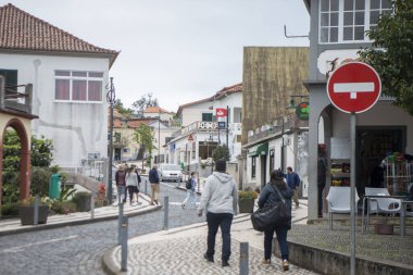 Portekiz 'in Madeira Adası' nın kuzeyindeki Santana kasabasının merkezi. Portekiz, Madeira, Nisan 2018
