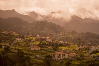 Portekiz 'in Madeira Adası' nın kuzeyinde Santana kasabasının merkezi ve parkın manzarası. Portekiz, Madeira, Nisan 2018