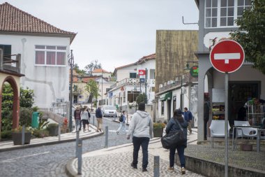 Portekiz 'in Madeira Adası' nın kuzeyindeki Santana kasabasının merkezi. Portekiz, Madeira, Nisan 2018