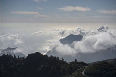 Portekiz 'in Madeira Adası' ndaki Madeira Ulusal Parkı 'ndaki Miradouro de Pico do Arieuro manzarası. Portekiz, Madeira, Nisan 2018