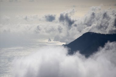 Portekiz 'in Madeira Adası' ndaki Madeira Ulusal Parkı 'ndaki Miradouro de Pico do Arieuro manzarası. Portekiz, Madeira, Nisan 2018