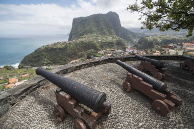 Miradouriler, Portekiz 'in Madeira Adası' ndaki Madeira adasının kuzey kıyısındaki Faial kasabasında Fortim yaparlar. Portekiz, Madeira, Nisan 2018
