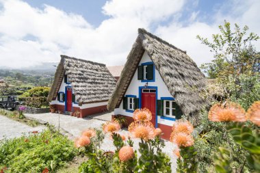 Portekiz 'in Madeira Adası' nın kuzeyindeki Santana kasabasında geleneksel bir Santana Evi veya Casas de Colmo. Portekiz, Madeira, Nisan 2018