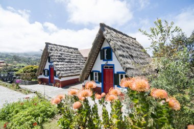 Portekiz 'in Madeira Adası' nın kuzeyindeki Santana kasabasında geleneksel bir Santana Evi veya Casas de Colmo. Portekiz, Madeira, Nisan 2018