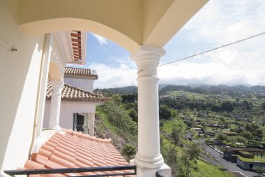 Portekiz 'in Madeira Adası' nın kuzeyindeki Santana kasabasında bir ev ya da daire. Portekiz, Madeira, Nisan 2018