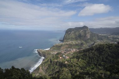 Portekiz 'in Madeira Adası' ndaki Madeira adasının kuzey kıyısındaki manzara ve Faial kasabası. Portekiz, Madeira, Nisan 2018