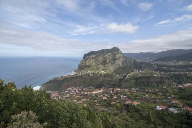 Portekiz 'in Madeira Adası' ndaki Madeira adasının kuzey kıyısındaki manzara ve Faial kasabası. Portekiz, Madeira, Nisan 2018