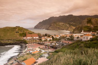 Porto da Cruz 'daki Rum Fabrikası doğu Madeira kıyısında Portekiz' in Madeira Adası 'nda. Portekiz, Madeira, Nisan 2018
