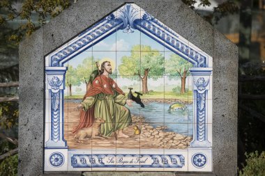 Sao Roque do Faial kasabasındaki geleneksel Azulejos Portekiz 'in Madeira Adası' ndaki doğu Madeira sahilinde. Portekiz, Madeira, Nisan 2018