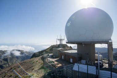 Portekiz 'in Madeira Adası' ndaki Madeira Ulusal Parkı 'nda, Pico do Arieiro' daki Nato Radar İstasyonu ve Gözlemevi. Portekiz, Madeira, Nisan 2018