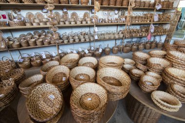 Portekiz 'in Madeira Adası' ndaki Madeira Adası 'nın doğusundaki Camacha kasabasındaki Arema Kafe Relogio Reklam Dükkanı' nda sepet dokuma işi. Portekiz, Madeira, Nisan 2018