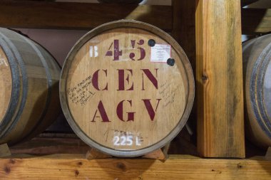Porto da Cruz 'daki Rum Fabrikası doğu Madeira kıyısında Portekiz' in Madeira Adası 'nda. Portekiz, Madeira, Nisan 2018