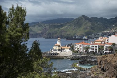 Portekiz 'in Madeira Adası' ndaki Madeira adasının doğu kıyısındaki Canical kasabası yakınlarındaki Quinta do Lorde Oteli. Portekiz, Madeira, Nisan 2018