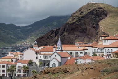 Portekiz 'in Madeira Adası' ndaki Madeira adasının doğu kıyısındaki Canical kasabası yakınlarındaki Quinta do Lorde Oteli. Portekiz, Madeira, Nisan 2018