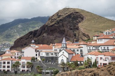 Portekiz 'in Madeira Adası' ndaki Madeira adasının doğu kıyısındaki Canical kasabası yakınlarındaki Quinta do Lorde Oteli. Portekiz, Madeira, Nisan 2018