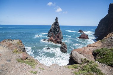 Portekiz 'in Madeira Adası' nda, doğu Madeira kıyısındaki Canical kasabası yakınlarındaki Ponta de Sao lourenco 'nun manzarası. Portekiz, Madeira, Nisan 2018