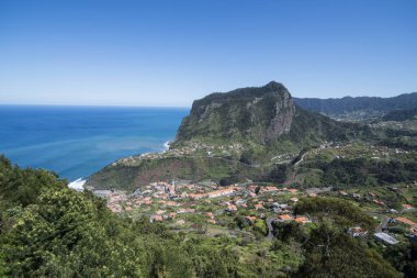 Portekiz 'in Madeira Adası' ndaki Madeira adasının kuzey kıyısındaki manzara ve Faial kasabası. Portekiz, Madeira, Nisan 2018