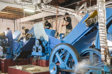 Porto da Cruz 'daki Rum Fabrikası doğu Madeira kıyısında Portekiz' in Madeira Adası 'nda. Portekiz, Madeira, Nisan 2018
