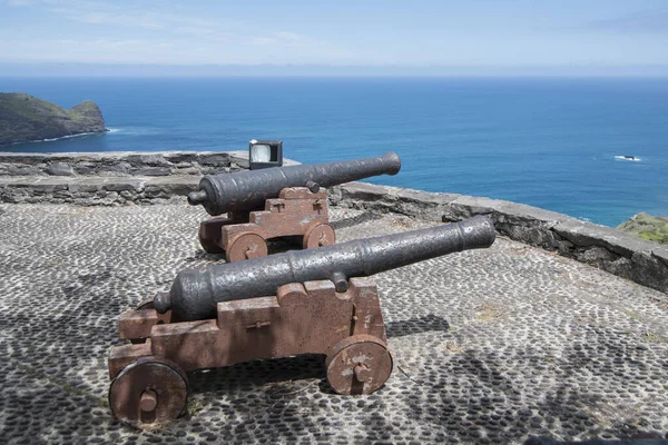 ミラドゥーリはポルトガルのマデイラ島北部の海岸沿いのフェアルの町で要塞を行っています ポルトガル マデイラ 2018年4月 — ストック写真