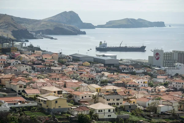 Portekiz 'in Madeira Adası' ndaki doğu Madeira kıyısındaki Canical kasabası. Portekiz, Madeira, Nisan 2018