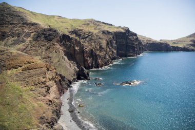 Portekiz 'in Madeira Adası' nda, doğu Madeira kıyısındaki Canical kasabası yakınlarındaki Ponta de Sao lourenco 'nun manzarası. Portekiz, Madeira, Nisan 2018