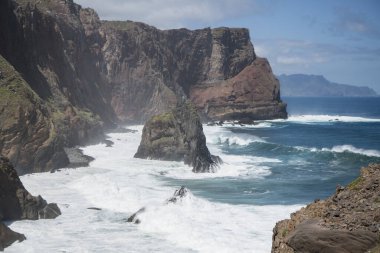 Portekiz 'in Madeira Adası' nda, doğu Madeira kıyısındaki Canical kasabası yakınlarındaki Ponta de Sao lourenco 'nun manzarası. Portekiz, Madeira, Nisan 2018