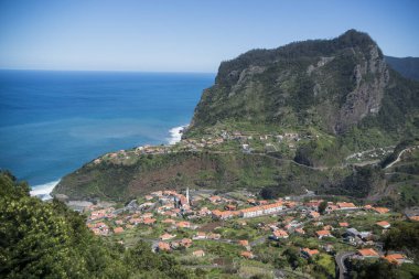 Portekiz 'in Madeira Adası' ndaki Madeira adasının kuzey kıyısındaki manzara ve Faial kasabası. Portekiz, Madeira, Nisan 2018