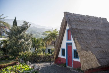 Portekiz 'in Madeira Adası' nın kuzeyindeki Santana kasabasında geleneksel bir Santana Evi veya Casas de Colmo. Portekiz, Madeira, Nisan 2018