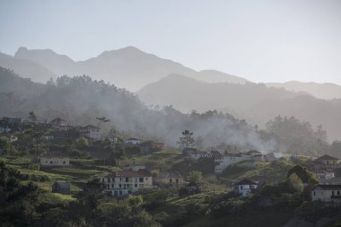 Portekiz 'in Madeira Adası' nın kuzeyinde Santana kasabasının merkezi ve parkın manzarası. Portekiz, Madeira, Nisan 2018