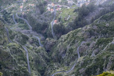 Portekiz 'in Madeira Adası' nın merkezindeki Poco de neve 'den Curral das Freiras' a kadar dağ yolları. Portekiz, Madeira, Nisan 2018